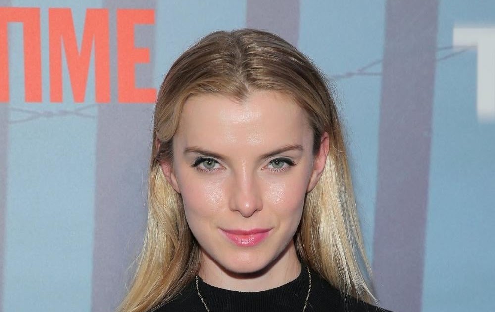 Betty Gilpin Plastic Surgery and Body Measurements