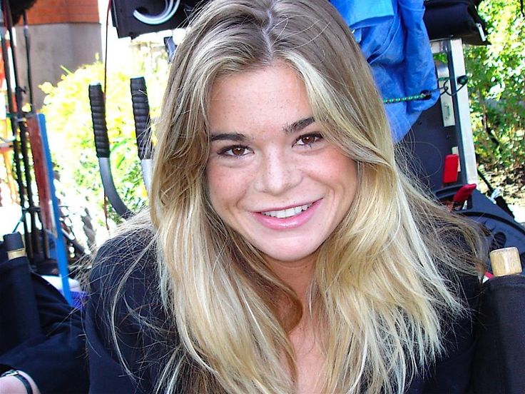 Ellen Muth’s Boob Job – Before and After Images