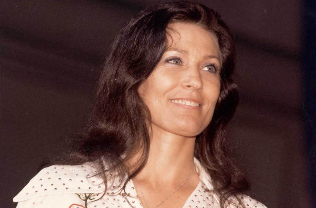 Loretta Lynn Boob Job and Eyelid Surgery