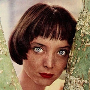 Carolyn Jones’ Plastic Surgery – What We Know So Far