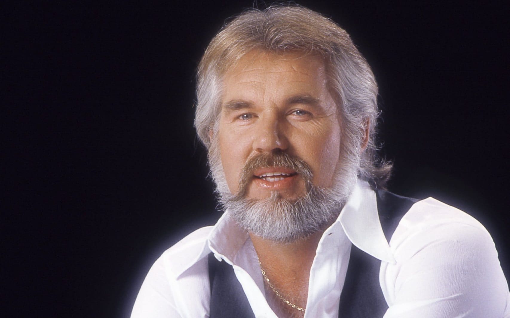 Kenny Rogers’ Journey Through Plastic Surgery: Eyelid Changes and More